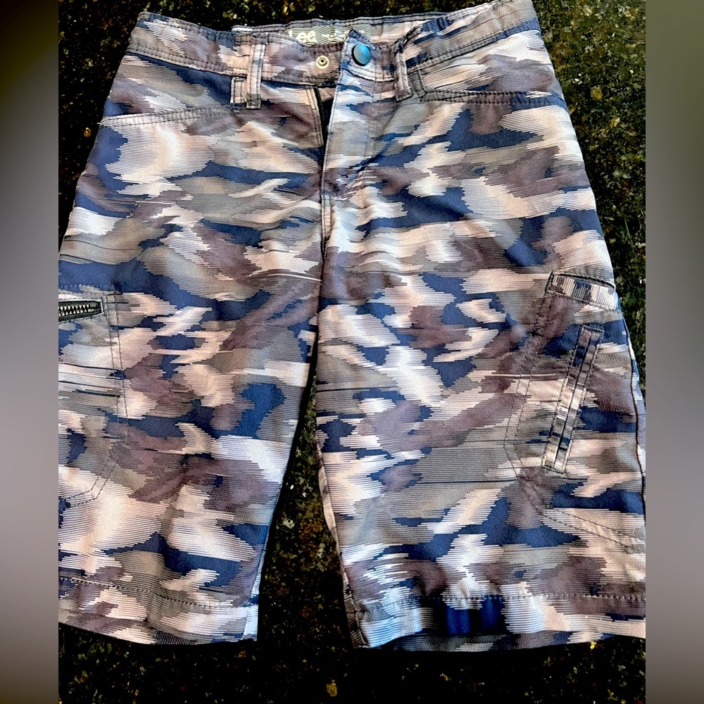 Lee Boys size 12R hybrid cargo shorts blue camo design Like New condition